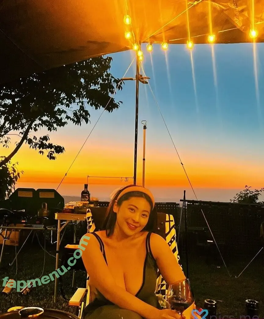 Yiyihahaha nude photo #0010 (Yiyihahaha)