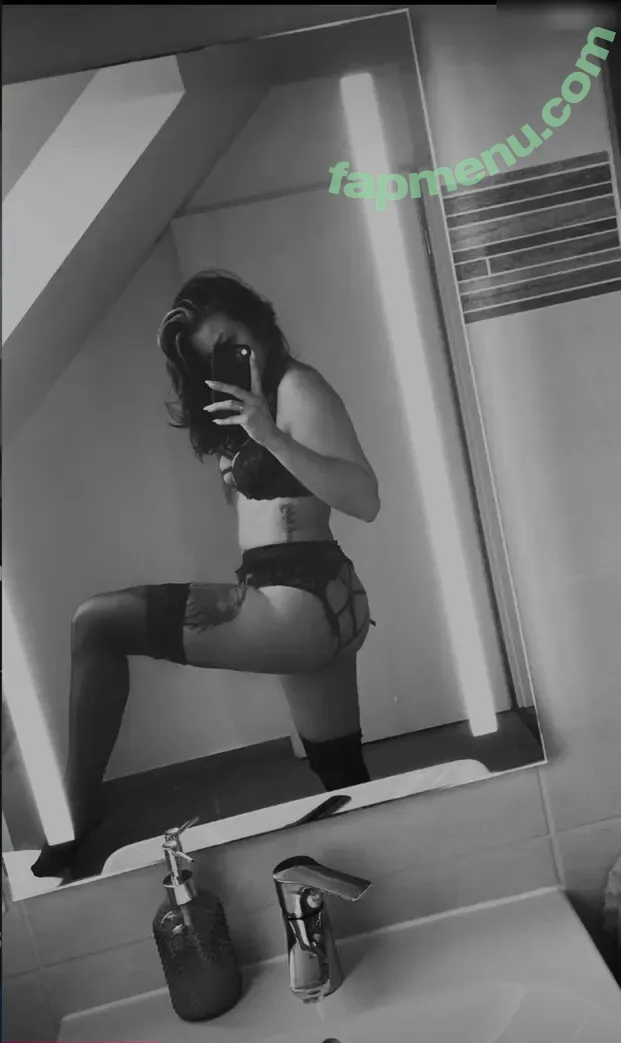 YourFavMom93 / lisaemnn nude photo #0001 (YourFavMom93 / lisaemnn)