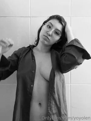 yoyolen / yolenaparicio nude photo #0163