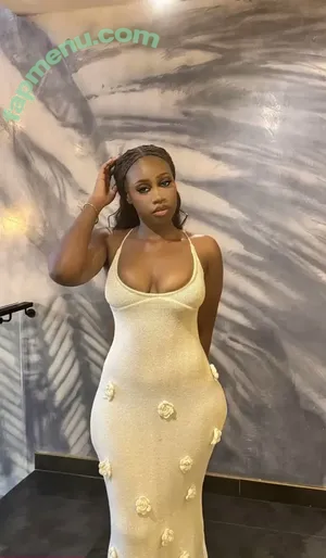 Yulaszn nude photo #0001