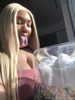 yungmedusa7 nude photo #0007