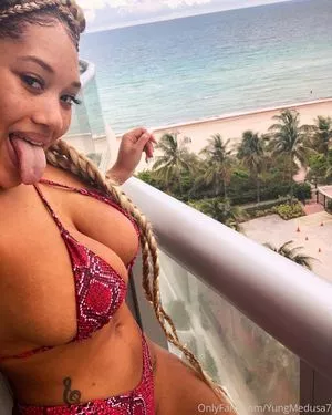 yungmedusa7 nude photo #0010