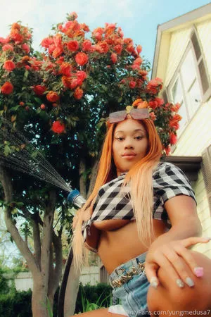 yungmedusa7 nude photo #0015