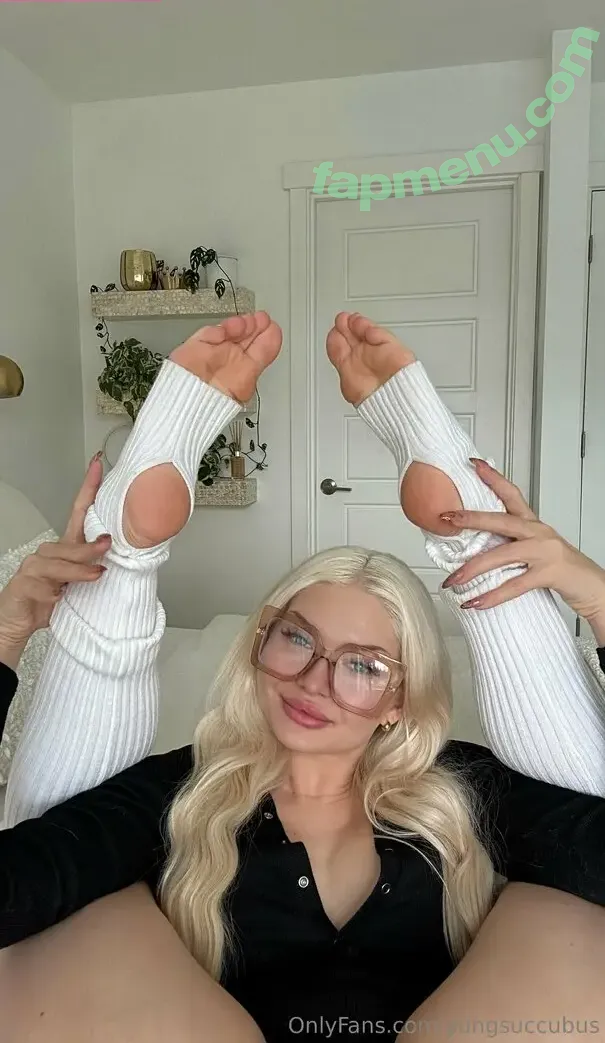 yungsuccubus nude photo #0003 (youngsuccubus_)