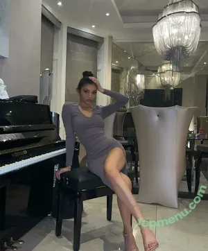 Zaina Sarah / zaina.sarah / zaina_glows / zainaontoast nude photo #0087