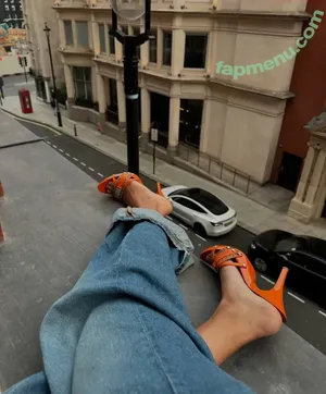 Zaina Sarah / zaina.sarah / zaina_glows / zainaontoast nude photo #0093