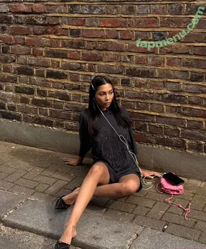 Zaina Sarah / zaina.sarah / zaina_glows / zainaontoast nude photo #0099