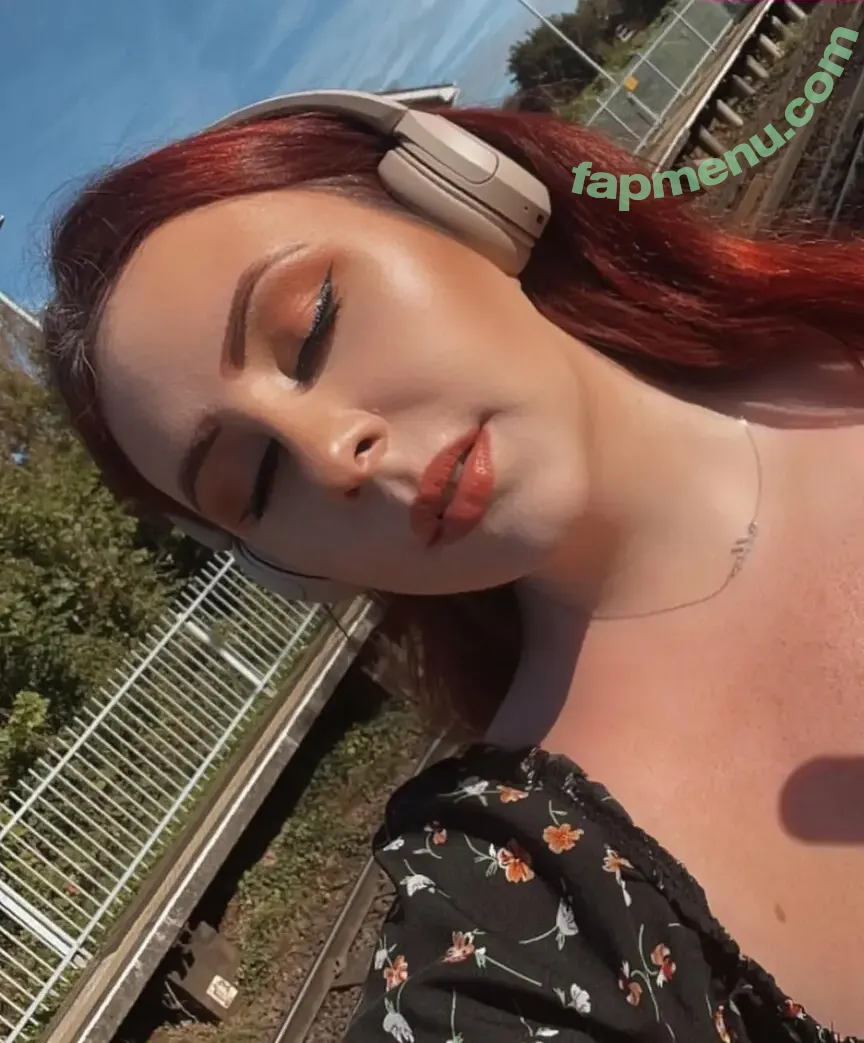 Zara nude photo #0010 (_ummzara / zaraa)