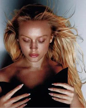 Zara Larsson / zaralarsson nude photo #0427