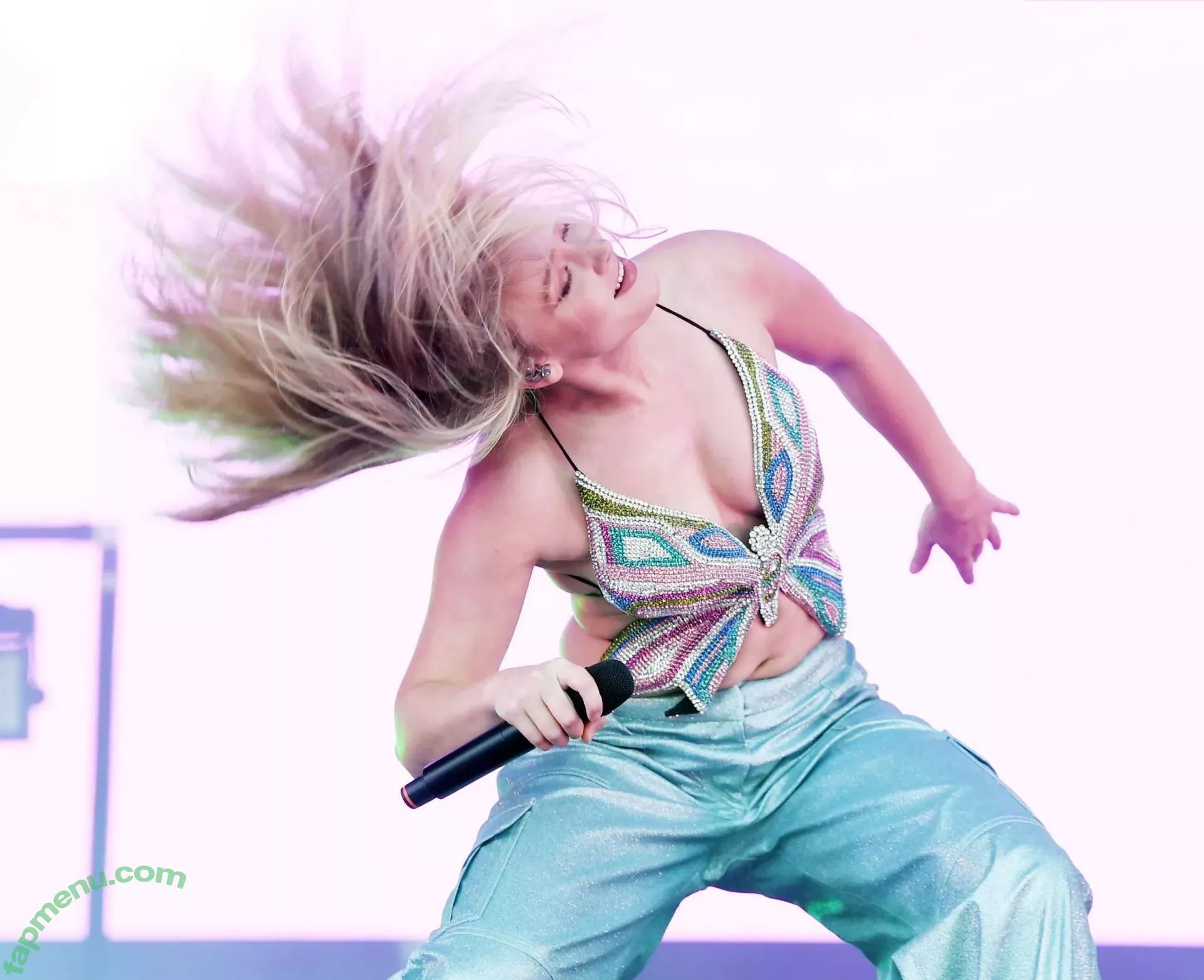 Zara Larsson nude photo #0491 (zaralarsson)