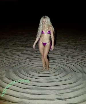 Zara Larsson nude