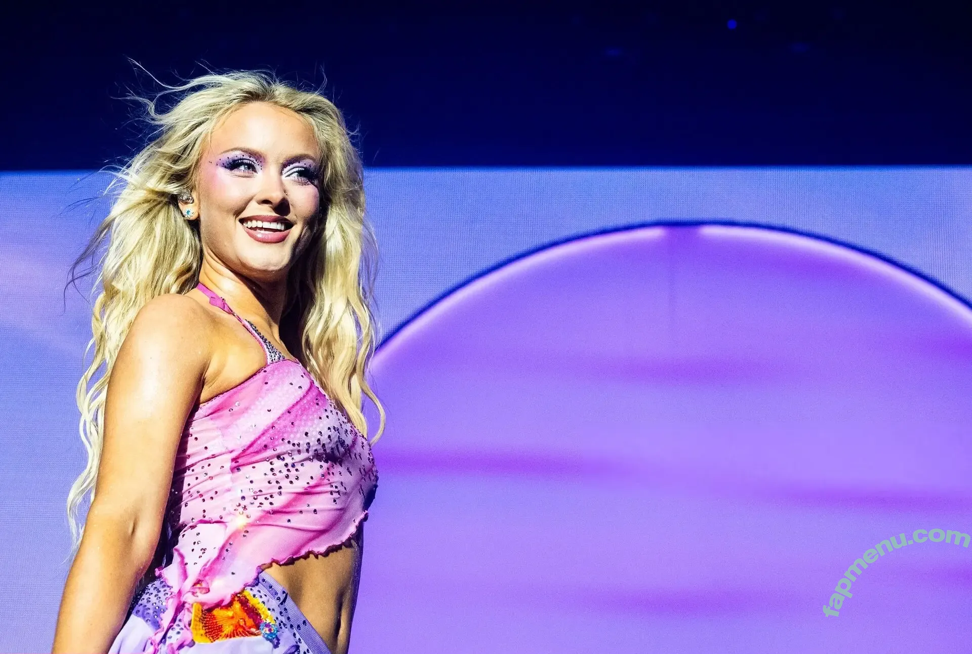 Zara Larsson nude photo #1874 (zaralarsson)