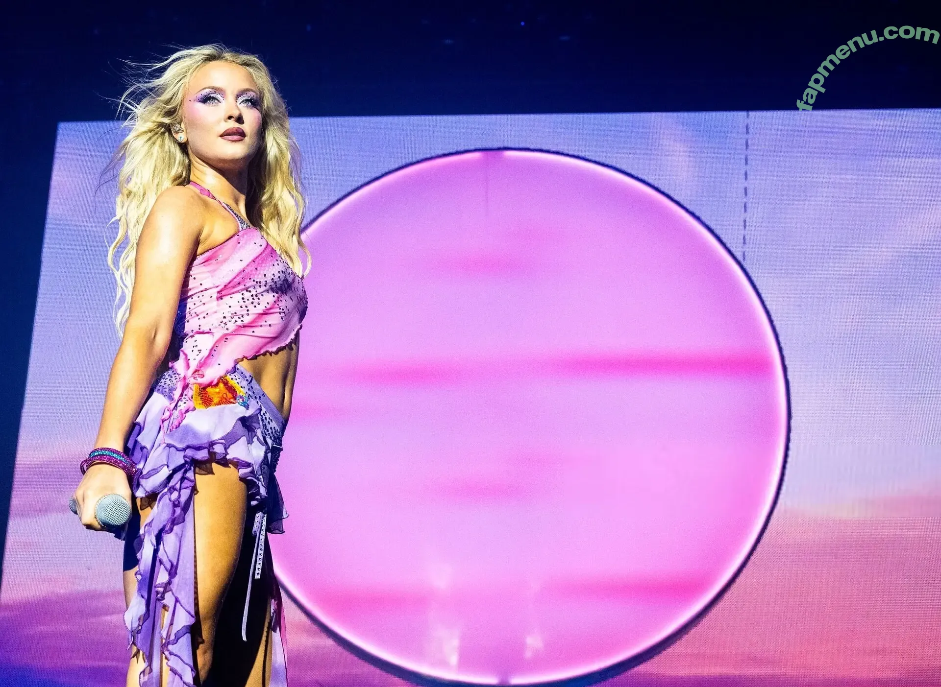 Zara Larsson nude photo #1876 (zaralarsson)