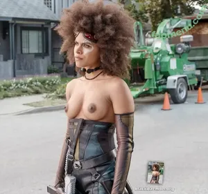 Zazie Beetz / zaziebeetz nude photo #0079