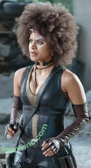 Zazie Beetz / zaziebeetz nude photo #0119