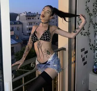 Zeliahxo / Female alien nude photo #0008