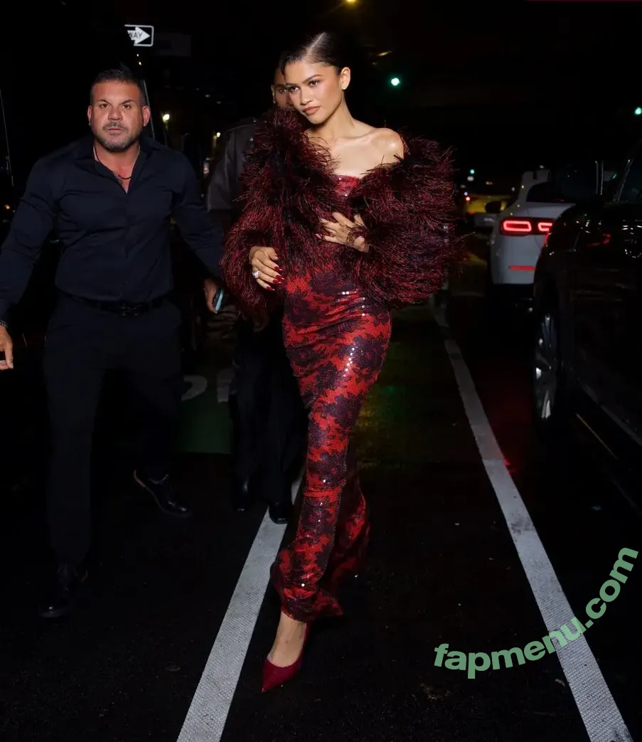 Zendaya nude photo #0044 (zayarose11)