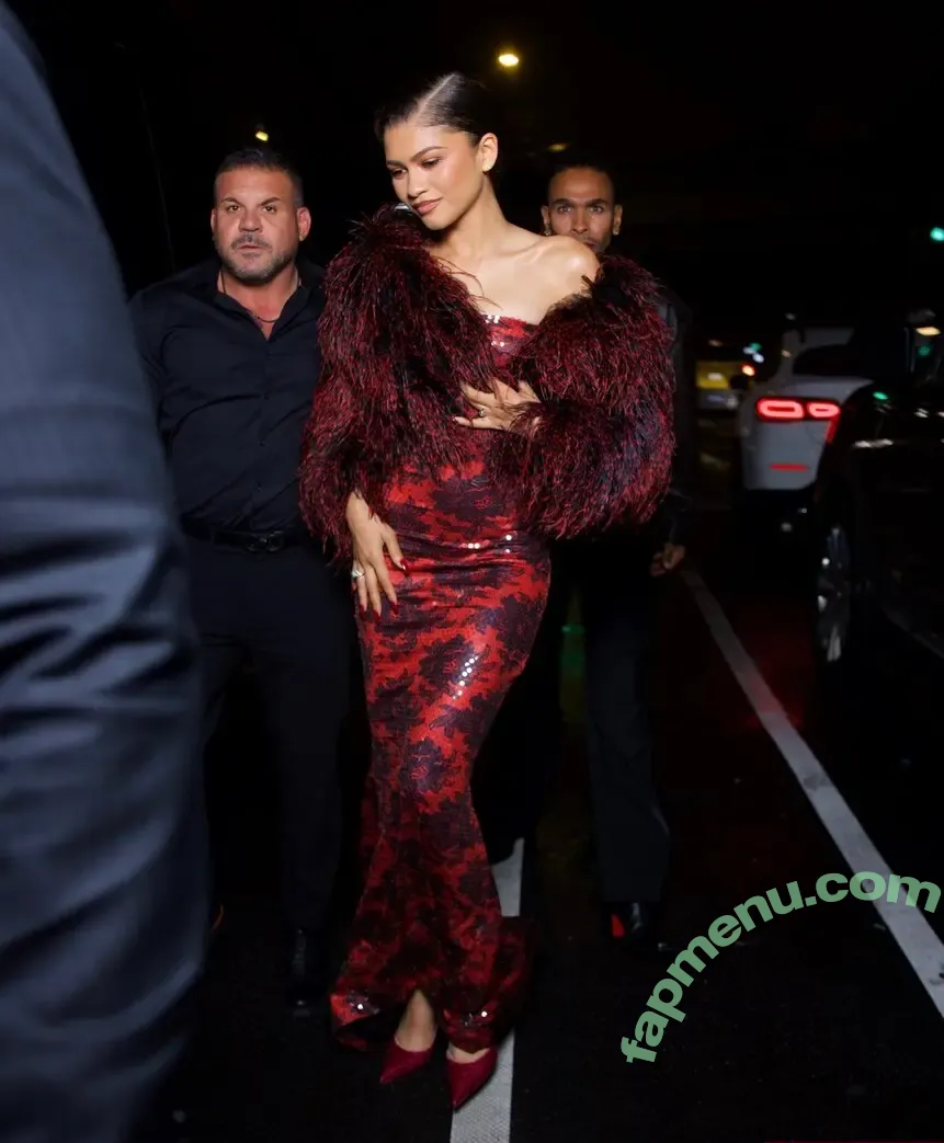 Zendaya nude photo #0046 (zayarose11)