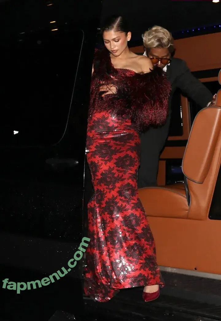 Zendaya nude photo #0053 (zayarose11)