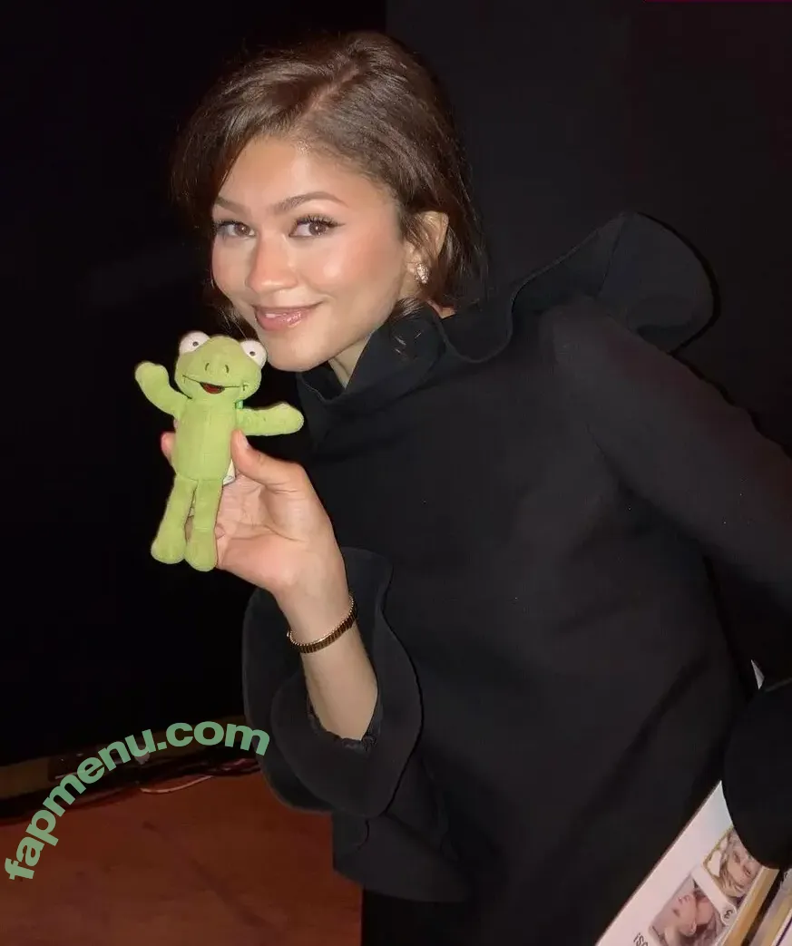 Zendaya nude photo #0130 (zayarose11)