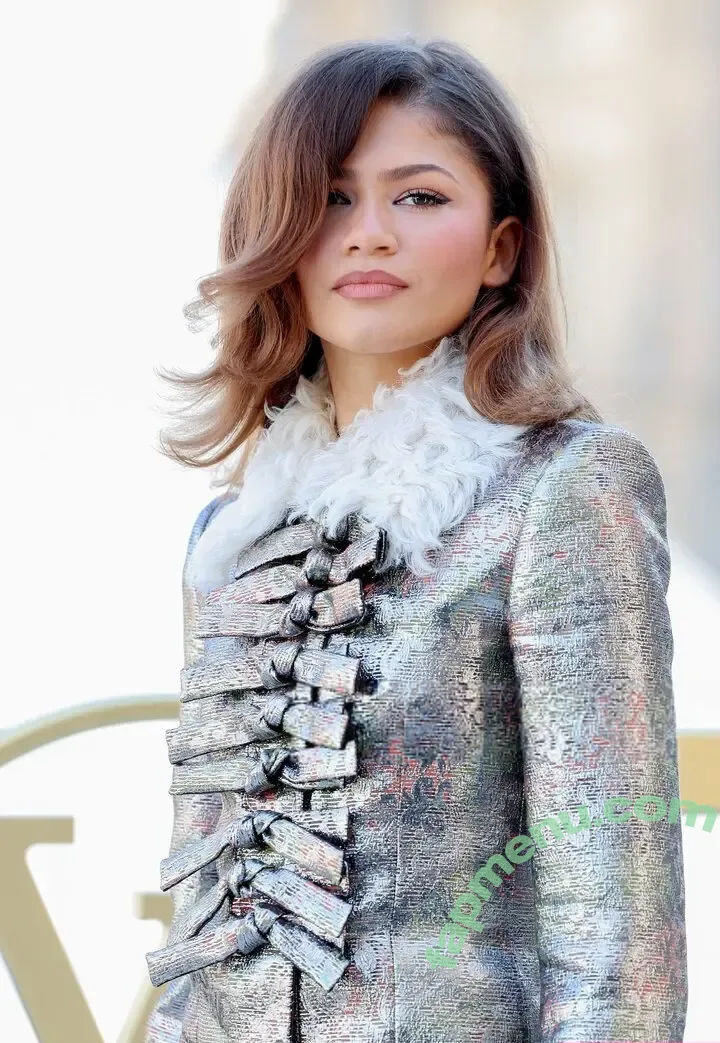 Zendaya nude photo #0138 (zayarose11)
