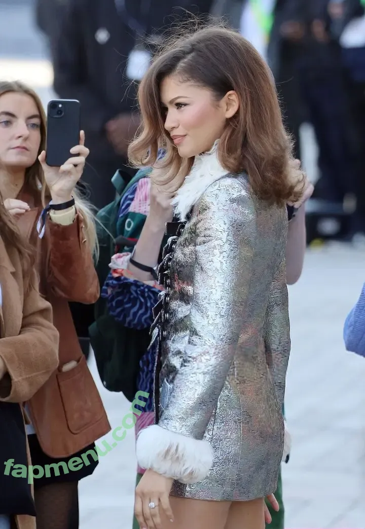 Zendaya nude photo #0145 (zayarose11)
