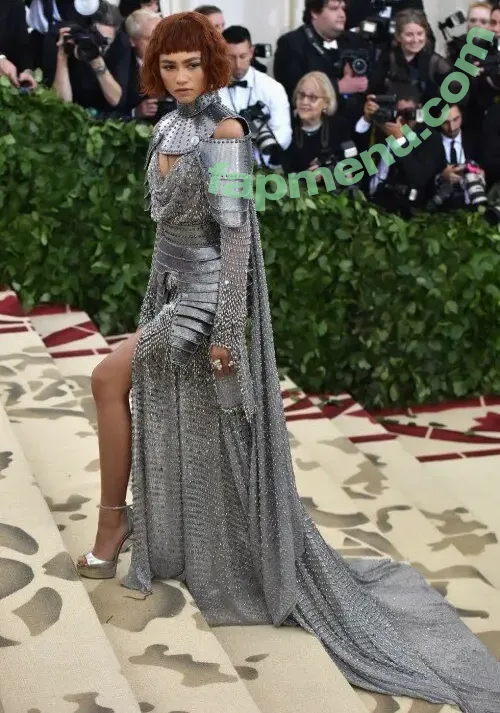 Zendaya nude photo #0188 (zayarose11)