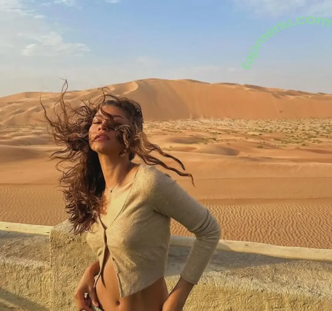 Zendaya nude photo #0194 (zayarose11)