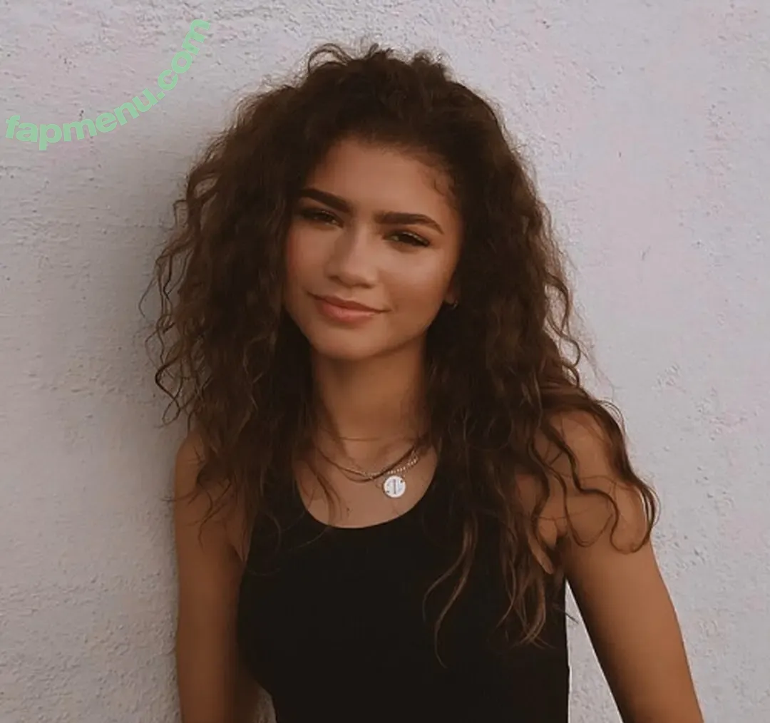 Zendaya nude photo #0196 (zayarose11)