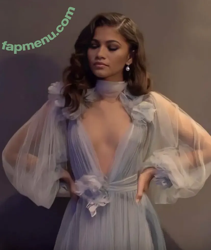 Zendaya nude photo #0225 (zayarose11)