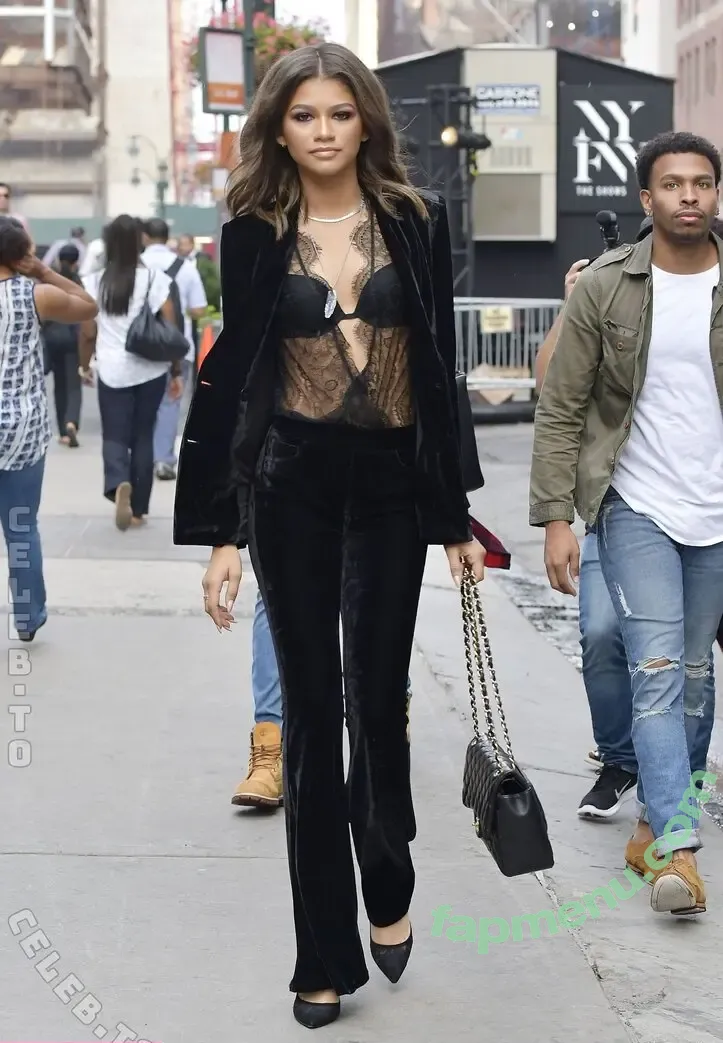 Zendaya nude photo #0265 (zayarose11)