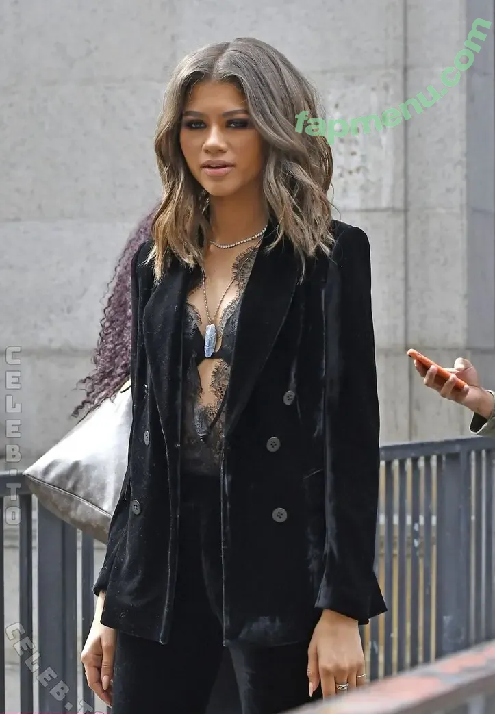 Zendaya nude photo #0266 (zayarose11)
