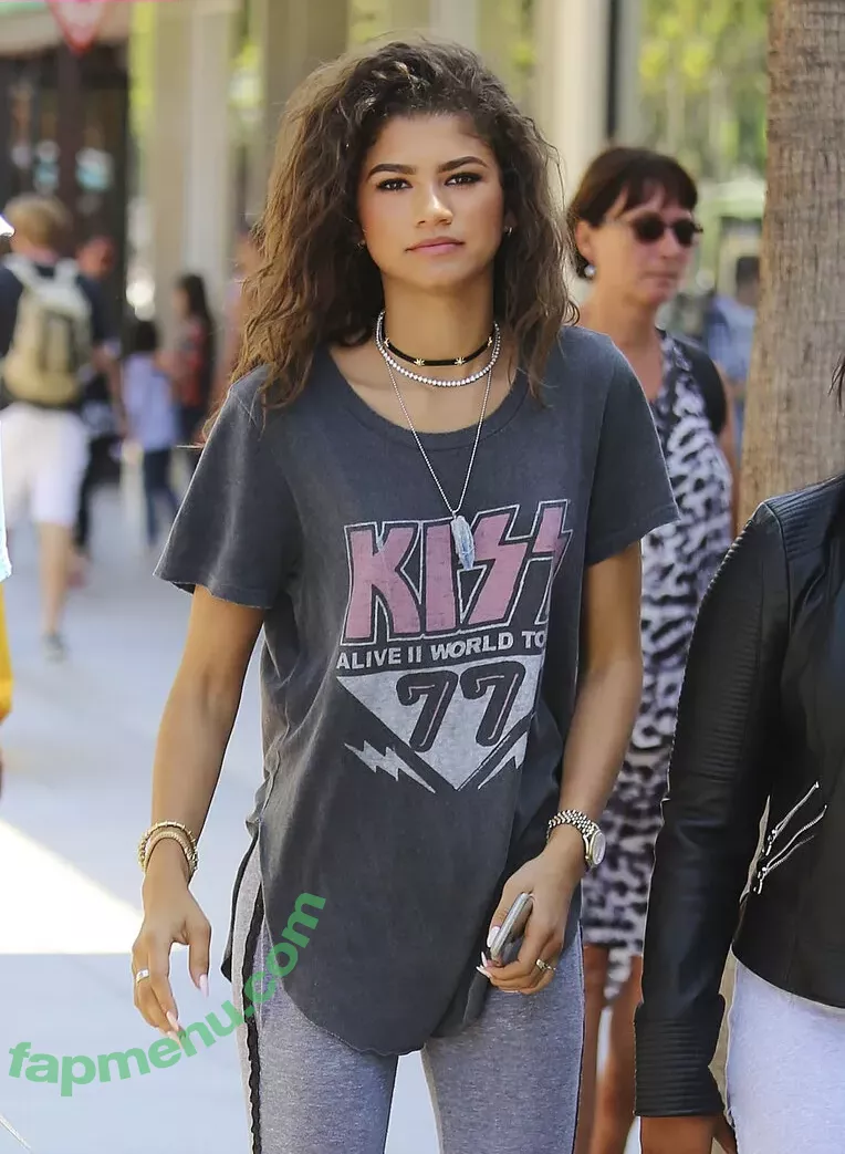 Zendaya nude photo #2564 (linda.voilet)