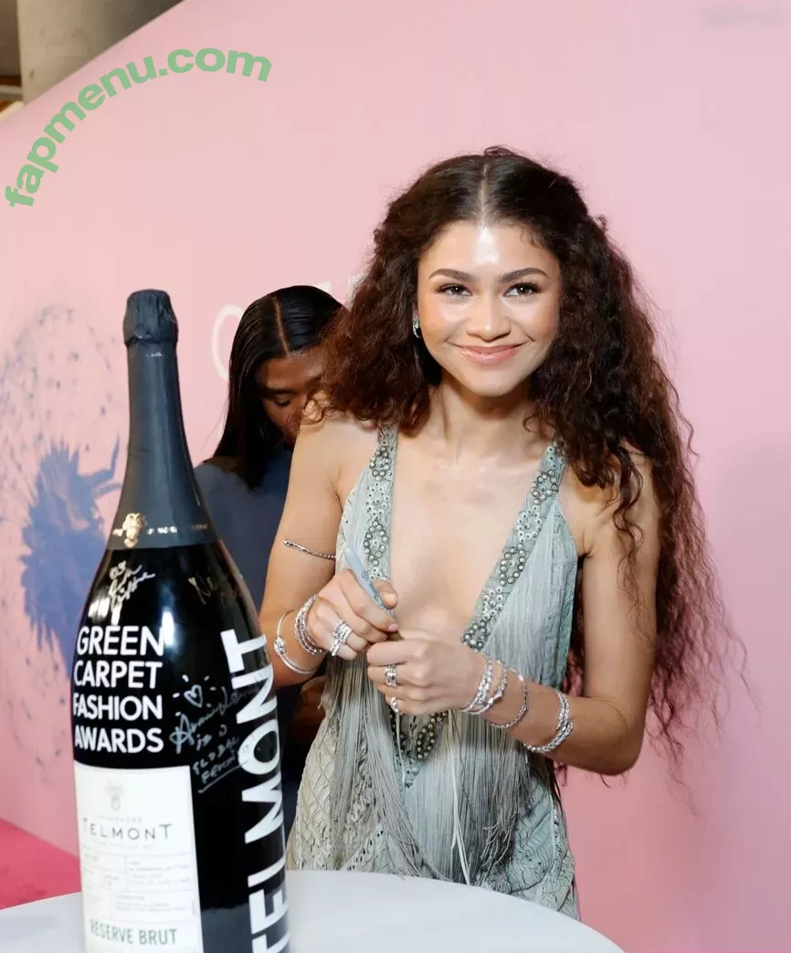 Zendaya nude photo #2822 (linda.voilet)