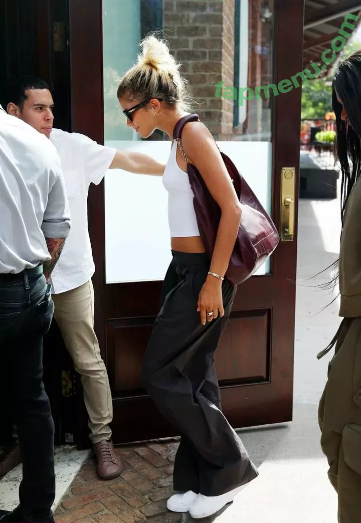Zendaya nude photo #3247 (linda.voilet)