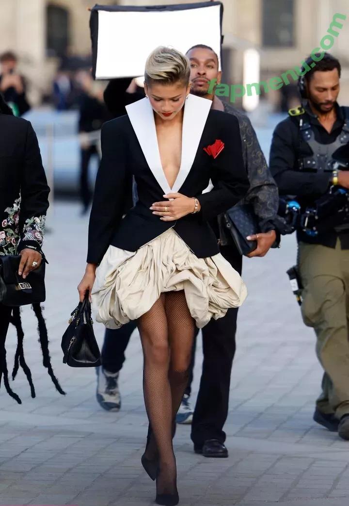 Zendaya nude photo #3332 (linda.voilet)