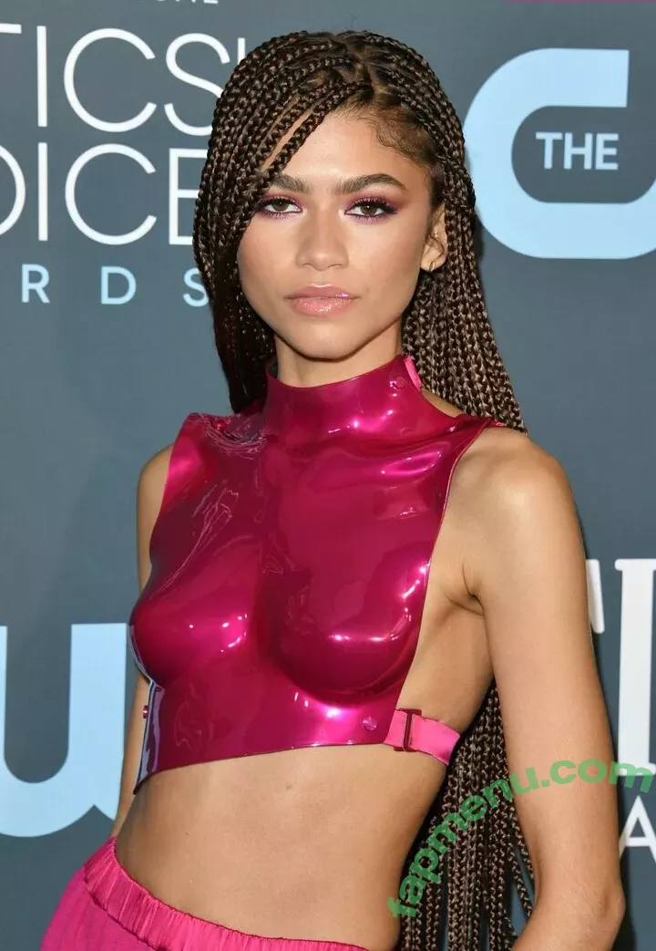 Zendaya nude photo #3635 (zayarose11)