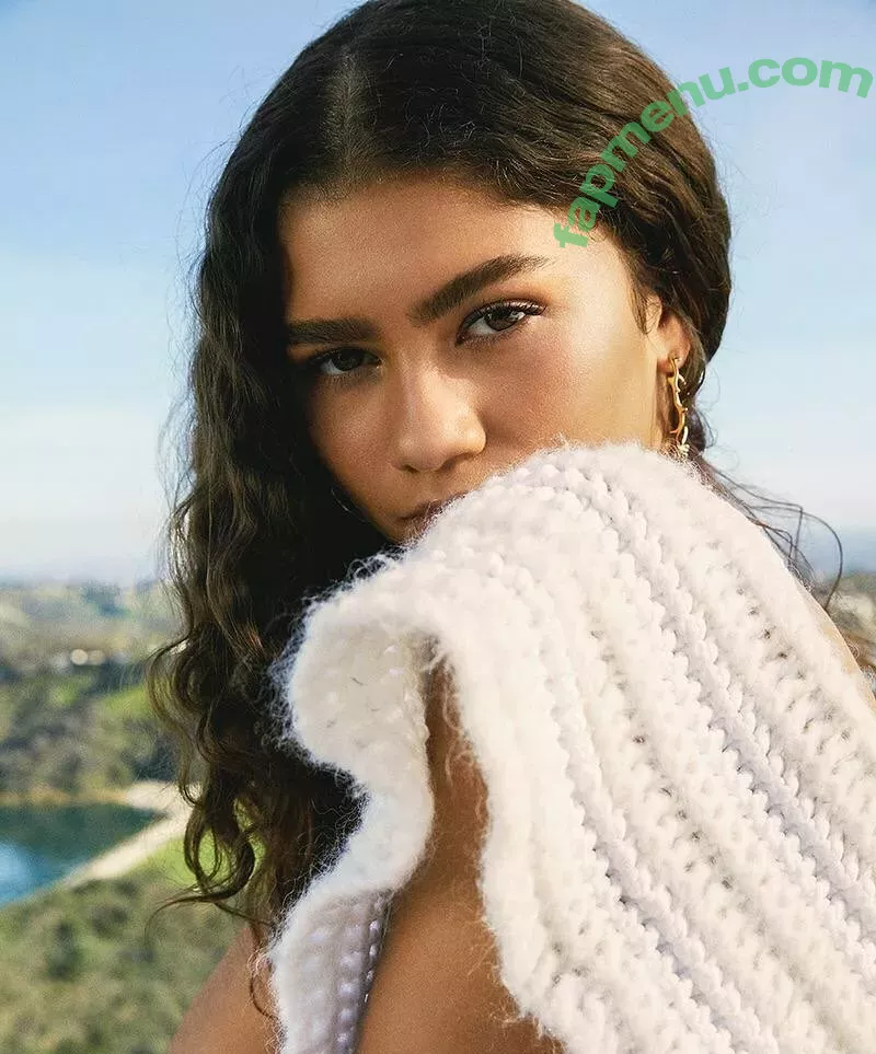 Zendaya nude photo #3677 (zayarose11)