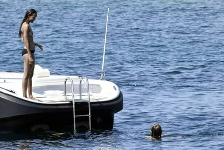 Zoe Saldana / zoesaldana nude photo #0226