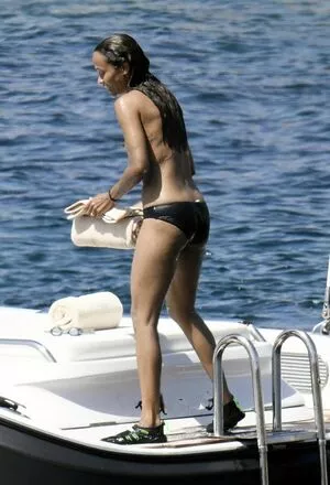 Zoe Saldana / zoesaldana nude photo #0235