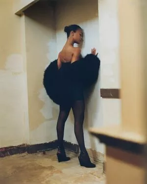 Zoe Saldana / zoesaldana nude photo #0600