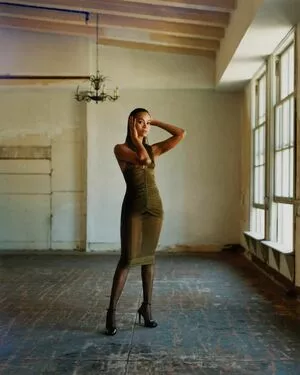 Zoe Saldana / zoesaldana nude photo #0602