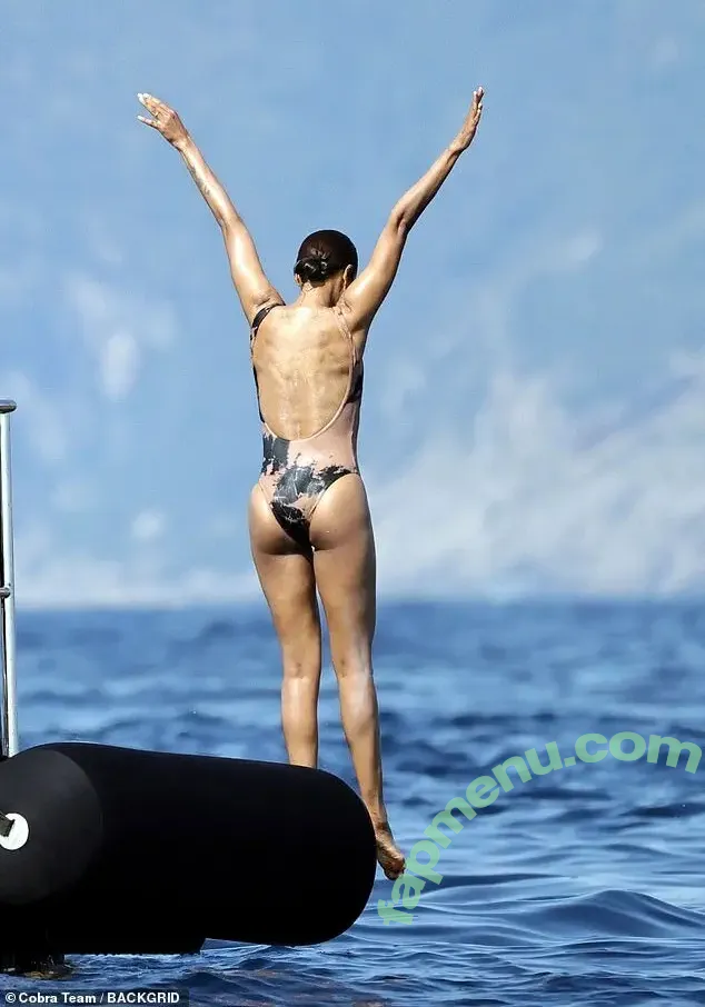 Zoe Saldana nude photo #0965 (zoesaldana)