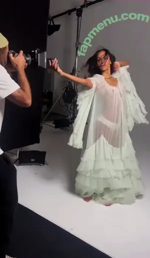 Zoe Saldana / zoesaldana nude photo #1044