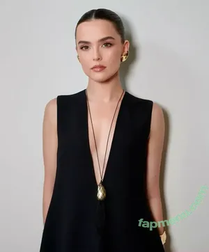 Zoey Deutch / zoeydeutch nude photo #0402