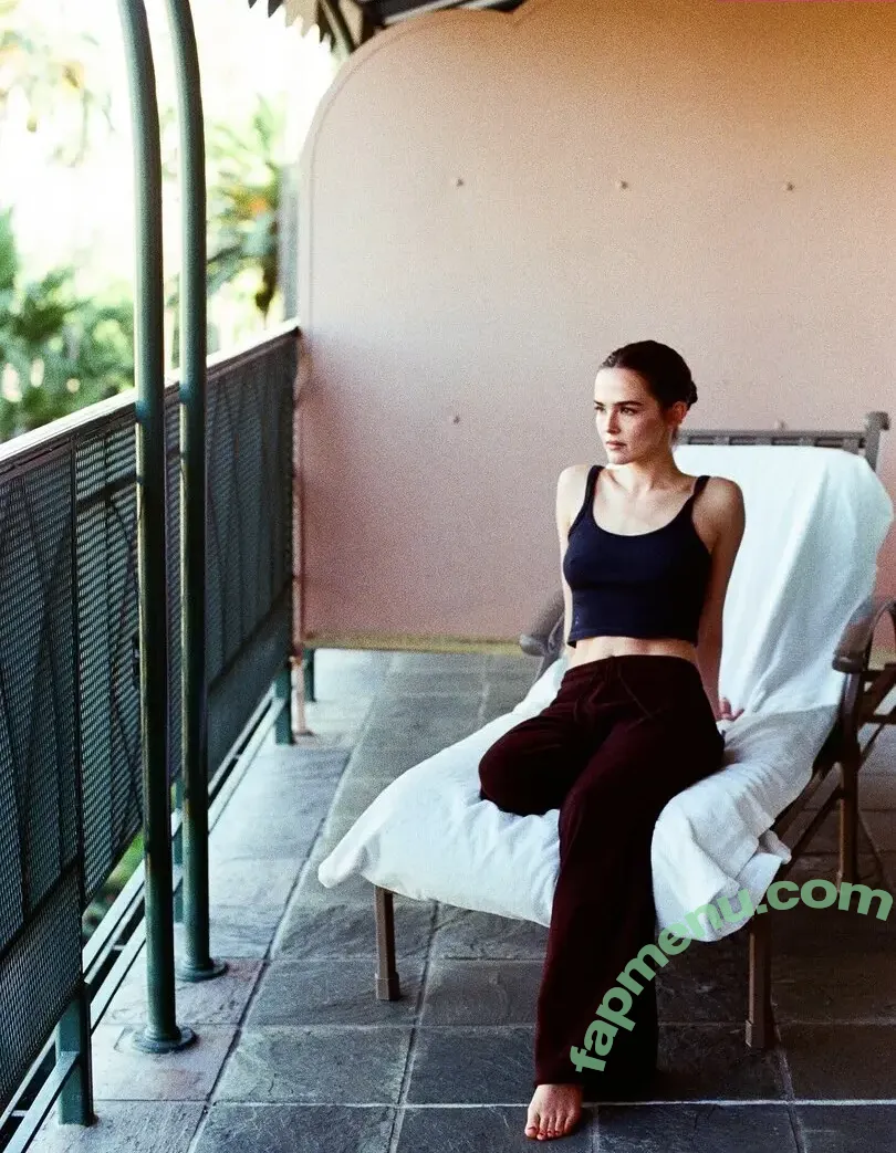 Zoey Deutch nude photo #0589 (zoeydeutch)