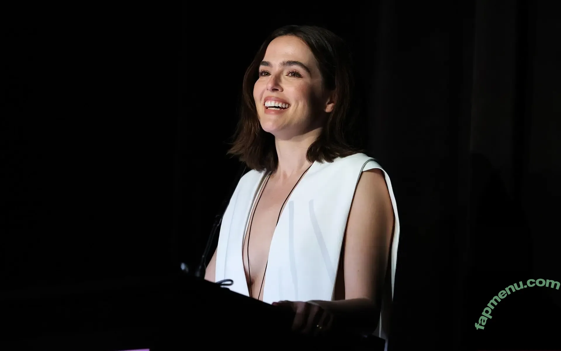 Zoey Deutch nude photo #0659 (zoeydeutch)