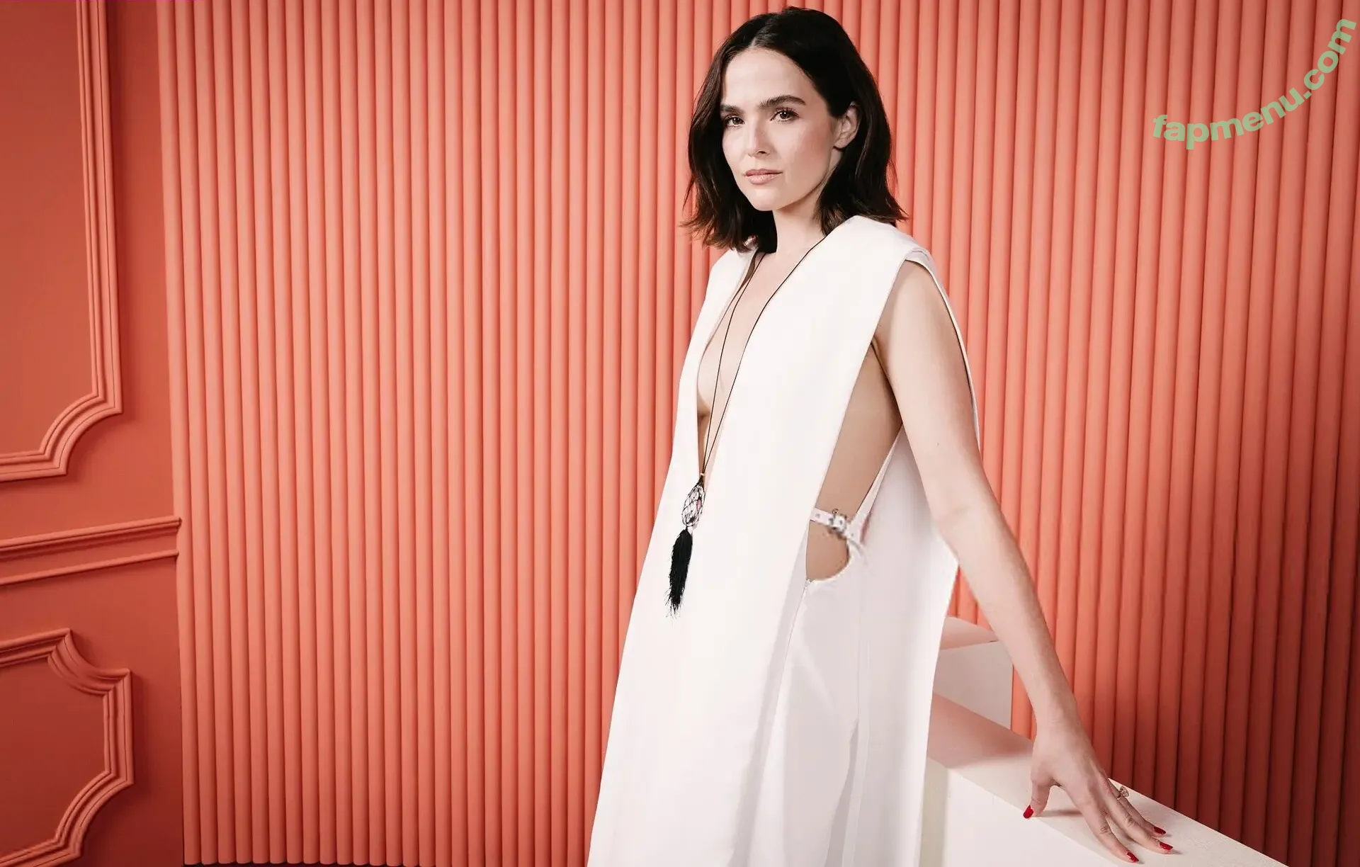 Zoey Deutch nude photo #0678 (zoeydeutch)