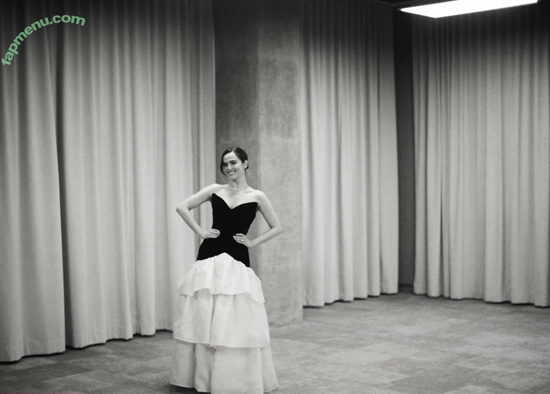 Zoey Deutch nude photo #0705 (zoeydeutch)