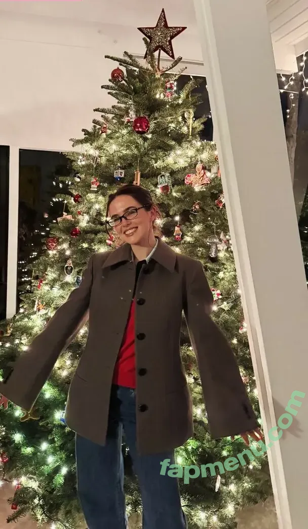 Zoey Deutch nude photo #1028 (zoeydeutch)